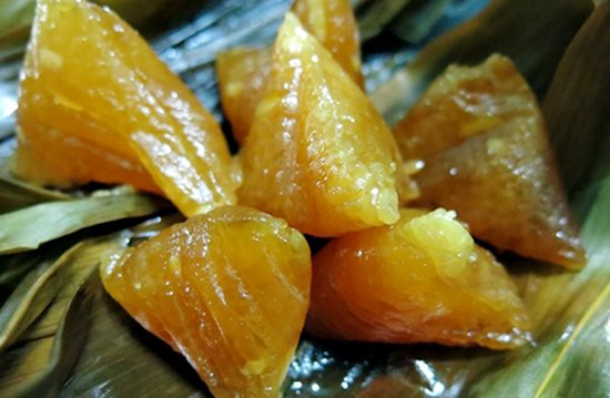 Bánh gio Tây Đình còn gọi là bánh nắng. Cách làm món bánh như sau: Vo gạo nếp đã sang sảy thậy kỹ đến khi nước trong, để ráo rồi đem ngâm vào nước vôi trong khoảng 2 tiếng. Vớt nếp ra, để ráo nước mới đem ngâm vào nước nắng (gio than của ba loại cây: tầm gửi cây dọc, thân lá cây vừng khô và thân cây sương song) qua một đêm, vớt ra để ráo nước.  Dùng muôi xúc gạo đó cho vào giữa lá chít đã luộc vài nước, dàn gạo đều và dài ra, gói lại lăn tròn vấn bẻ hai đầu lá kín lại dùng lạt mềm buộc chặt. Mỗi cái bánh gio chỉ dài chừng hơn gang tay. Nấu bánh trong khoảng 3 tiếng.