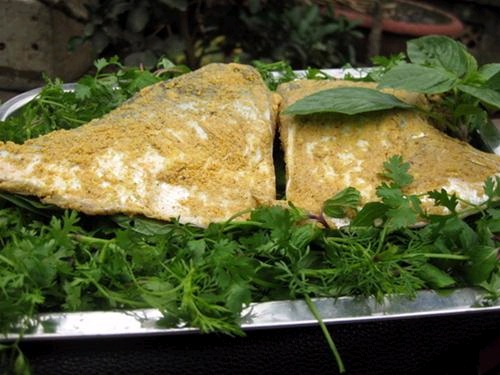 Nguyên liệu làm món cá thính chua đơn giản nhưng công đoạn hết sức công phu và cầu kỳ. Đầu tiên, sau khi bắt hay mua về, cá được làm sạch ruột, bỏ đầu, để ráo nước. Xếp cá vào vại hay lọ thủy tinh theo thứ tự một lớp cá, một lớp muối. Tỷ lệ muối và cá là 10kg cá/1,5kg muối. Lớp trên cùng của vại phủ kín muối và dùng nan tre đậy thật kín. Để vại cá muối trong nhà khoảng 4 – 7 ngày, thì gỡ cá ra khỏi muối, dùng tay ép cho cá chảy hết nước và mang đi phơi nắng cho cá se lại.  Dùng tay nhồi bột thính (được làm từ ngô và đỗ tương rang xay thành bột) khắp mình cá từ trong ra ngoài thật đều. Rồi xếp vào vại sành đã rửa sạch. Đậy vại bằng nan tre đan thật kín rồi úp ngược vào bát nước sôi để nguội. Khoảng 2 tuần sau sẽ có món cá thính chua có mùi thơm nức của thính gạo, vị chua chua của thính lên men và đặc biệt, thịt cá phải có màu hồng ngấu chín.