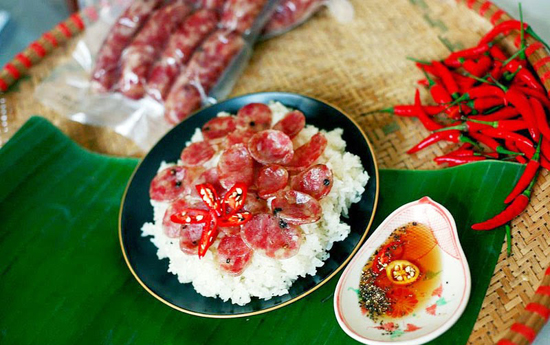 Có thể nói, làm lạp xưởng (lạp sườn) là bí quyết của người có nghề, vẫn thịt ba chỉ thái nhỏ, bột canh, hạt tiêu, mật ong, đường, rượu trắng…. nhưng cho cái nào trước, cái nào sau, thời gian tẩm ướp là bao nhiêu thì phải học. Làm lạp xưởng phải cẩn thận chú ý đến thời gian tẩm ướp, chú ý đến khâu củi lửa, không được đun to, không được để tắt bếp trong giai đoạn thịt lên men.  Nhiên liệu để sấy thịt và lạp xưởng cũng không đơn giản, phải là than hoa, bã mía, vỏ trấu, lá quế tươi, nếu là củi thì phải là thân cây quế, là thân tươi càng tốt. Theo giải thích của người làm nghề lạp xưởng thì nhiều người tham rẻ sấy bằng than tổ ong, rất độc hại. Củi thì có rất nhiều loại gỗ chứa các chất độc, khói độc áp vào thịt sẽ có hại, nhất là gây đau bụng. Vì thế nhất thiết phải than hoa, hoặc củi quế.