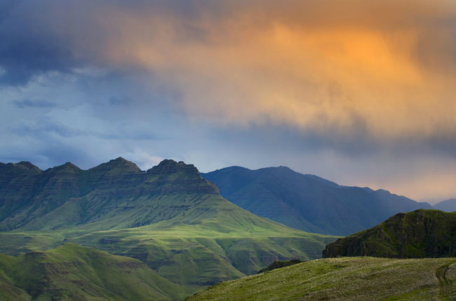 Hẻm núi HellS Canyon: Đi theo đường mòn Oregon phải  qua hẻm núi sâu nhất Bắc Mỹ này. Bạn sẽ phải đi qua con sông Snake, các vách đá và cả núi tuyết. 