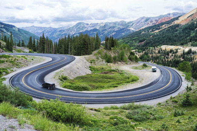 Các “đường lên trời” vòng quanh Colorado của dãy núi San Juan, con đường đi nganh qua di tích Puelo cổ đại và thị trấn Victoria lịch sử. 