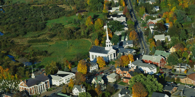 ROUTE 100 VERMONT: Điểm đến này thu hút khá nhiều khách du lịch hàng năm. Du khách đến để chiêm ngưỡng những lúc chiếc lá chuyển màu, chờ mùa đông trên sườn núi. 