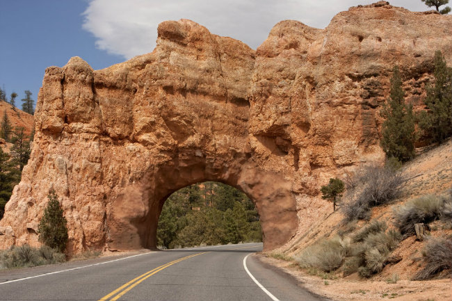 Khám phá vườn quốc gia Bryce Canyon, ở trung tâm bang Utah. Bạn sẽ gặp tấm đá cao vút nhưng chắc chắn bạn sẽ muốn chụp một bức hình lưu niệm tại đây. 