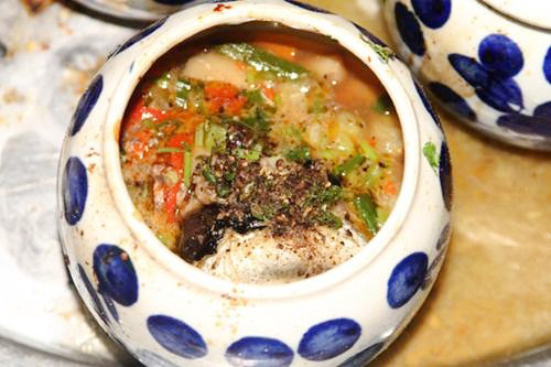 Vùng biển Phú Yên là nơi đánh bắt cá ngừ đại dương xuất khẩu nên nếu bỏ qua các món chế biến từ đặc sản này khi đã đến đây thì thật thiếu sót. Hãy thử mắt cá ngừ chưng cách thủy để cảm nhận hết sự độc đáo của món ăn từ biển. Mắt cá ngừ chưng béo ngậy ngấm trong gia vị hành, tiêu, ớt, tỏi… và thoang thoảng mùi thuốc bắc mà vẫn giữ được mùi biển đặc trưng của cá. Nếu may mắn, thực khách còn có cơ hội tận hưởng vị lạ hấp dẫn của gỏi bao tử cá và bao tử cá hầm tiêu xanh. Món nào cũng còn nguyên độ giòn dai của thứ nguyên liệu không phải nơi nào cũng có. Nếu gỏi dễ ăn, dễ chiều với đủ vị chua cay mặn ngọt thì món hầm lại cuốn hút người ta bởi sự kết hợp giữa tiêu xanh cay nồng và ngọt thơm của nước dùng.