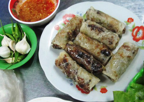 Dông vốn là một con vật sống nhiều ở vùng đất cát dọc bờ biển Phú Yên và các tỉnh miền Trung như Khánh Hòa, Bình Định, Quảng Ngãi... Con dông có hình dáng như kỳ nhông nhưng kích thước rất nhỏ, chỉ bằng ngón chân cái của người.  Một điều đặc biệt, trong quá trình sơ chế dông, người ta phải làm rất sạch sẽ vì nếu rửa lại bằng nước lã, dông sẽ bị tanh. Khi sơ chế xong, dông được băm nhỏ, trộn với các loại gia vị khác như tiêu, ớt, hành, tỏi, dầu ăn, nấm mèo (mộc nhĩ) và bún khô chần mềm. Sau đó, người ta cho phần nhân thịt nhông này vào bánh tráng, cuộn lại như cuốn nem rán sau đó đem chiên chín vàng.