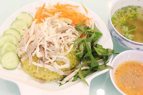 Không cạnh tranh với cơm gà Hội An hay Tam Kỳ, cơm gà Phú Yên có riêng cho mình một chỗ đứng trong bản đồ của người sành ăn. Cơm gà ở đây hấp dẫn bởi gà vàng ươm, da giòn ít mỡ, thịt dai ngọt. Chỉ là cơm gà thôi mà khiến người ta phải rớt nước miếng. Dù cơm gà Phú Yên rất khó ngán nhưng cũng có phần đồ chua, dưa leo, hành ngâm… đi kèm tăng vị cho món ngon.