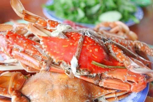 Đối với dân nghiền hải sản thì không thể bỏ qua món ghẹ mà ghẹ vùng Sông Cầu thì lại càng không. Thiên nhiên ưu đãi cho vùng này loại ghẹ mập béo, nhiều thịt, thịt chắc. Ghẹ hấp không, hấp bia hay rang muối, nướng vỉ… món nào cũng thơm lừng và ngon đến nỗi có ai đó bị dị ứng mà không được thưởng thức thì đêm còn khó ngủ. Ngồi hóng ra biển, bóc tách từng con ghẹ đỏ rực đầy gạch nhâm nhi là cảm giác ngon từ mắt, từ tai, từ mũi chứ không chỉ đến khi cho lên miệng mới thấy. Gạch ghẹ ngầy ngậy, mịn màng như tan trong miệng và thịt trắng dày, dai dai đậm đà đều chỉ có thể miêu tả bằng từ: tuyệt vời.
