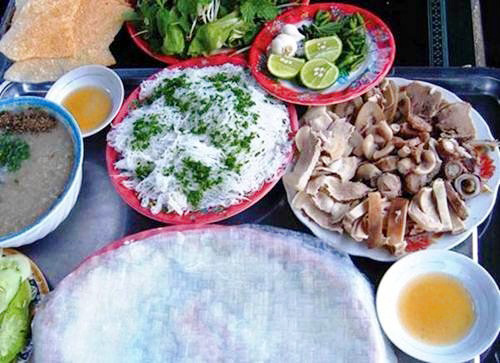Bánh tráng Hòa Đa nổi tiếng của Phú Yên không chỉ dùng để cuốn thịt heo. Đây còn là nguyên liệu làm nên cháo lòng, bánh hỏi lừng danh thiên hạ. Vị giòn, dai, bùi bùi của lòng heo và bánh tráng kết hợp với mát lạnh của rau sống cho cảm nhận đậm đặc hơn hẳn thịt heo cuốn bình thường. Trong khi đó chén cháo nóng hổi hạn chế tối đa việc bị lạnh bụng sau khi ăn.