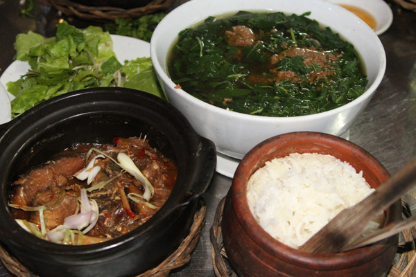 Cũng như cơm gà, cơm niêu khá phổ biến ở các tỉnh miền Trung. Tuy chỉ là một món cơm bình dân, nhưng nhờ cách chế biến tỉ mỉ đầy công phu nên được rất nhiều người ưa thích. Để nấu cơm niêu, bạn phải chọn gạo nguyên hạt, mềm dẻo. Gạo được vo sạch rồi cho vào niêu nấu chín. Khi cơm vừa cạn, nước được tiếp tục vùi vào trong tro, than trong khoảng 20 phút để cơm chín. Thưởng thức cơm niêu với các món cá kho tiêu, kho tộ cùng bát canh rau xanh mát là đủ làm hài lòng bất kỳ thực khách khó tính nào.