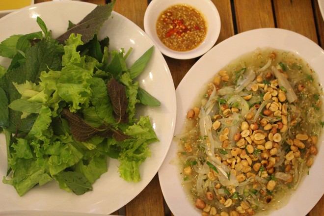 Cá mai có thể chế biến thành nhiều món. Ngon nhất là gỏi. Cá mai còn tươi, tách bỏ xương. Trộn thịt cá với hành tây, tỏi, ớt, đường bột ngọt, chanh và các loại rau thơm cho vừa miệng là đã có một món ngon để thưởng thức.