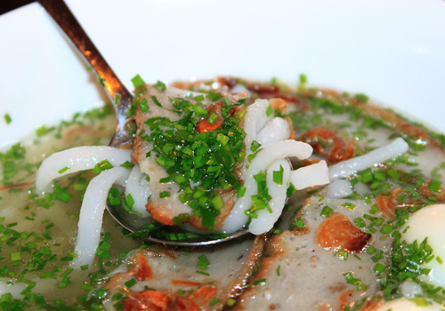 Bánh canh hẹ là món ăn nổi tiếng khắp nơi, mang thương hiệu của người dân Tuy Hòa và được du khách rất ưa thích, đến đây bạn có thể ăn bánh canh hẹ ở một quán ven đường vào bất kỳ thời điểm nào trong ngày. Sợi bánh canh làm từ bột gạo, mềm dai và không bở. Chả cá được làm từ các loại cá biển có nhiều ở đây và giã nhuyễn, nặn thành từng miếng, hấp chín rồi chiên vàng. Nét làm nên điều khác biệt trong bát bánh canh của người Phú Yên có lẽ là ở màu xanh mướt cùng vị thơm nồng của hẹ.