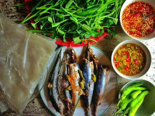 Cá nục hấp là món ăn dân dã của người dân Phú Yên. Món ăn muốn ngon phải rất kỹ lưỡng trong khâu chọn nguyên liệu. Cá được chọn chỉ to bằng hai ngón tay người lớn, thân cá còn săn chắc, mắt còn sáng long lanh mới đủ độ tươi ngon. Cá sau khi rửa sạch đem ướp hành tím, hành lá, các loại gia vị, ớt trái thái nhỏ cho ngấm đều. Sau đó, cho vào nồi hấp cách thủy. Không nên hấp cá quá lâu, cá chín mềm sẽ không còn giữ được vị ngọt đặc trưng vốn có. Cá nục hấp ăn kèm với bánh tráng, rau sống (rau muống, xà lách, húng quế, húng lủi, húng thơm, diếp cá, tía tô...) cùng nước chấm chua cay hoặc nước mắm nêm.
