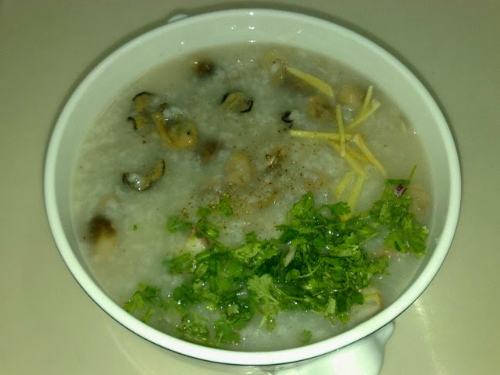 Hàu được chế biến thành nhiều món ăn khác nhau nhưng đơn giản mà ngon hơn cả là nấu cháo. Người Phú Yên ăn cháo hàu bất cứ thời điểm nào trong ngày. Tuy bên ngoài hàu có hình dáng thô mộc, xấu xí nhưng khi đập ra thịt bên trong lại trắng trẻo, tươi ngon đến lạ thường. Con hàu tươi chỉ cần xào qua với hành, muối, tiêu và trút vào nồi cháo đã ninh mềm nhừ là có ngay món ngon quên trời đất.
