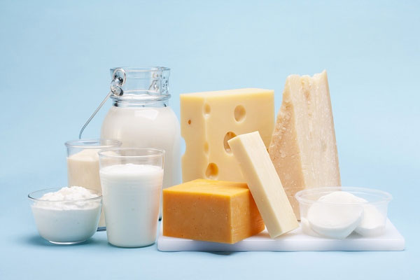 Hơn nữa, các chuyên gia ước tính rằng các sản phẩm sữa chứa trung bình từ 60-80% lượng estrogen một người tiêu thụ.