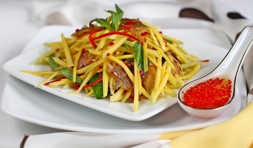 Gỏi xoài khô cá sặc Cần Thơ là món ăn khá nổi tiếng trong ẩm thực Cần Thơ tuy giản dị nhưng làm cho biết bao thực khách “mê mẩn”. Món gỏi xoài khô cá sặc Cần Thơ được chế biến rất đơn giản, không hề mất nhiều công sức nhưng món ăn này lại có hương vị cực kỳ đậm đà. Mùi thơm của khô cá sặc lẫn mùi thơm của rau răm, vị chua của xoài đã thấm nước mắm đường, cùng vị ngọt thanh của cà rốt cũng như hơi cay nồng của hành tím đã làm nên tinh túy cho món ăn đậm chất miền quê sông nước Cần Thơ nhưng rất hấp dẫn thực khách.