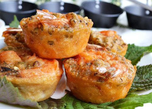 Bánh cống là thứ bánh dân dã, đã rẻ lại ngon, ai đã ăn một lần không dễ quên. Người Cần Thơ xem bánh cống là thứ quà vặt nên chỉ để ăn vào buổi chiều hay tối, từ khoảng 16, 17h trở đi.  Cái cống để đổ bánh là một vật dụng nhỏ và sâu lòng, hình dáng tựa như cái phin cà phê, lại có tay cầm dài như cái muôi múc canh. Thời xa xưa, nó được đẽo gọt từ thân cây tre, sau này người ta làm cống bằng nhôm để bánh to hơn, sử dụng lâu hỏng hơn.  Nguyên liệu chính để làm bánh là bột, đậu xanh và tôm. Bột pha chế qua nhiều công đoạn. Ba phần gạo, một phần nếp, ngâm một đêm rồi xay mịn. Sau khi lọc bột gạo nếp trong một túi vải cho ráo nước, người ta lại pha vào bột gạo nếp này một phần ba bột mì loại ngon, thêm nước, hành lá cắt nhỏ và gia vị. Hỗn hợp bột này không được lỏng như bột đổ bánh xèo. Có người còn cho thêm vào bột vài quả trứng gà cho thêm phần thơm ngon.