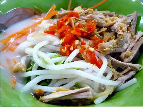 Hương vị bánh tầm bì ở Cần Thơ rất đặc biệt: bánh được hấp trong cái xững trên bếp than, nên luôn nóng hổi. Những sợi bì óng ánh tươm mỡ, thơm ngon. Còn nước mắm thì vàng sóng sánh, trong vắt. Cái vị béo của nước cốt dừa luôn hoà quyện vào những sợi bánh tầm trắng phau đi cùng rau, giá, dưa chua Còn nếu thêm chút xíu mỡ hành nữa thì quá lại tuyệt vời. Một món ăn sáng vừa rẻ tiền, lại vừa giản dị. Cho dù đi nơi đâu, hay là người Cần Thơ xa quê hương sẽ luôn nhớ về hương vị ấy.