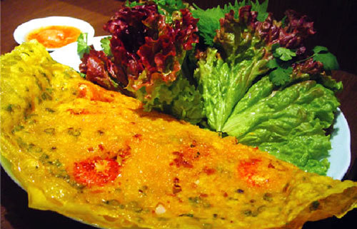 Ở miền Tây, người ta không gọi là “làm” bánh xèo mà là “đổ” bánh xèo. Khi đổ, người ta múc một chén bột đổ vào một chảo gang nóng bừng, nghe “xèo” một tiếng, cái tên bánh ''xèo'' cũng có lẽ khởi nguồn từ âm thanh vui tai ấy.  Loại bột để làm bánh xèo là bột gạo pha nước cốt dừa, nghệ củ cho có màu vàng tươi và một ít hành lá thái mỏng tạo màu xanh non nổi bật trên chiếc bánh vàng rộm sau khi đổ.  Khi lớp vỏ bánh gần chín, người ta mới tiếp tục cho nhân bánh vào. Nhân bánh thông thường gồm có: tôm, thịt, giá sống, củ sắn sống, nhưng cũng có những quán muốn tạo hương vị đặc biệt, lạ miệng lại cho thêm củ hủ dừa và thịt vịt xiêm sắt sợi nhỏ.Ở miền Tây, người ta không gọi là “làm” bánh xèo mà là “đổ” bánh xèo. Khi đổ, người ta múc một chén bột đổ vào một chảo gang nóng bừng, nghe “xèo” một tiếng, cái tên bánh ''xèo'' cũng có lẽ khởi nguồn từ âm thanh vui tai ấy.  Loại bột để làm bánh xèo là bột gạo pha nước cốt dừa, nghệ củ cho có màu vàng tươi và một ít hành lá thái mỏng tạo màu xanh non nổi bật trên chiếc bánh vàng rộm sau khi đổ.  Khi lớp vỏ bánh gần chín, người ta mới tiếp tục cho nhân bánh vào. Nhân bánh thông thường gồm có: tôm, thịt, giá sống, củ sắn sống, nhưng cũng có những quán muốn tạo hương vị đặc biệt, lạ miệng lại cho thêm củ hủ dừa và thịt vịt xiêm sắt sợi nhỏ.