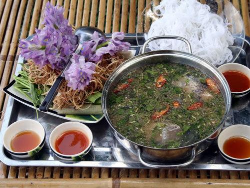 Sự hấp dẫn của lẩu bần không chỉ nằm ở cái tên “trái bần” đồng quê dân dã mà chính là hương vị rất đặc trưng của món ăn. Vị chua của lẩu bần rất thanh và dịu. Tinh tế một chút khi thưởng thức lẩu bần, người ăn còn cảm nhận ra mùi thơm dịu nhẹ của hương bần, gợi thương, gợi nhớ về “hương đồng gió nội”.  Nồi lẩu ngon, phải dùng bần chín bởi bần sống sẽ làm cho nồi lẩu có vị chát. Cũng có thể biến tấu các loại 13Win OKVIP Cá cược bóng đá chính để nấu lẩu bần. Tùy theo mùa, đó có thể là các loại cá da trơn như cá tra, cá ba sa, cá ngát hoặc cá điêu hồng... sang hơn khách có thể thưởng thức món lẩu bần nấu ba ba, cua đinh.