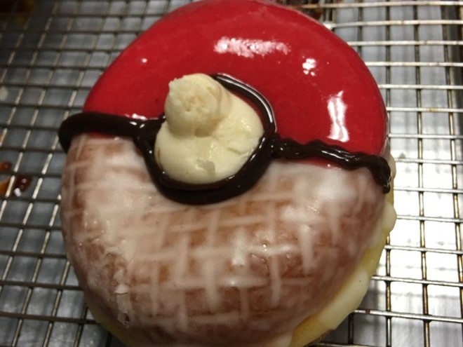 Một chiếc bánh ngọt có hình dạng giống Pokeball của công ty bánh ngọt rán Nottingham ở Anh. Ảnh: Nottingham Post.
