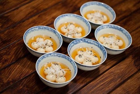 Sủi dìn tương tự bánh trôi tàu nhưng viên nhỏ hơn. Món ăn mang cái tên nghe có phần lạ tai bởi có xuất xứ từ cộng đồng người Hoa sống ở Hải Phòng trước đây. Nguyên liệu chính tạo nên sự hấp dẫn cho sủi dìn là bột nếp, vừng đen, dừa nạo, gừng tươi, đường cùng hương liệu đặc biệt. Cũng tương tự bánh trôi tàu, vị nước gừng ấm nóng của món sủi dìn thích hợp ăn vào mùa đông hơn cả. Món ăn lâu nay đã trở thành món quà vặt phổ biến đất Cảng mùa lạnh. Tuy nguyên liệu dễ kiếm nhưng không phải ai cũng biết cách chế biến sủi dìn ngon. Nếu không khéo léo có thể làm vỡ nhân hoặc nhân bật ra ngoài vỏ.