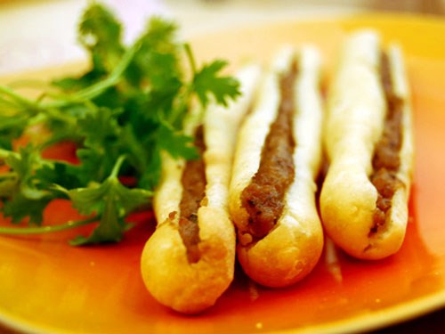 Bánh mì que hay còn gọi là bánh mì cay là chiếc bánh ''nhỏ mà có võ'' của ẩm thực Hải Phòng. Hình dạng bánh thuôn dài, nhỏ chỉ độ 1/3 hay 1/5 chiếc bánh mì thông thường nhưng nổi tiếng với vị giòn ngon độc đáo. Bánh mì que đúng kiểu thường ăn với pa tê gan và rau thơm thái nhỏ, không thể thiếu tương ớt ''chíu trương'' - thứ làm nên vị cay đặc trưng của bánh mì Hải Phòng.