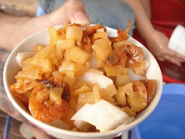 Một bát bánh đúc tàu bao gồm phần bánh đúc cắt nhỏ, ăn cùng tôm, thịt, đu đủ rán kỹ, và nước mắm giấm được chan vào trong bát. Với hương vị vừa chua chua ngọt ngọt, lại có vị mặn và cay của dấm ớt, hương vị kết hợp trở nên thanh tao nhẹ nhàng, ấn tượng rất khó quên. Hàng lâu đời và nổi tiếng nhất là hàng ở gần ngã tư Cát Dài - Cát Cụt, hay quán bánh đúc ở chợ An Dương.
