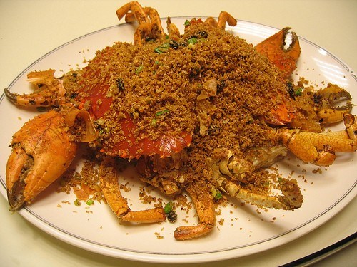 Muối trong tên món cua rang muối là bột gạo được làm mặn nhẹ. Cua chín, phủ lên bề mặt lớp bột mịn tơi và rời, trông như muối. Không mất quá nhiều thời gian, cua rang muối thơm, không tanh nhiều như cua luộc, lại còn đậm đà hơn. Lý do một phần có lẽ vì cua rang có thêm các thành phần cần thiết như sả, lá mùi, dầu ăn, bột muối và gia vị. Những con cua sau khi rang xong màu sắc hấp dẫn, chỉ cần đập chút vỏ ngoài là có thể tận hưởng. Cua rang muối ăn cơm cũng ngon mà làm mồi lai rai cũng tốt.