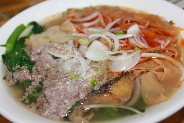 Bánh đa cua đối với người Hải Phòng cũng phổ biến như phở ở Hà Nội, bún bò ở Huế hay hủ tiếu ở Sài Gòn vậy. Bất kể người sang kẻ hèn đều vừa miệng. Cua đồng, bánh đa, các loại rau như rau cần, rau nhút (rút) hợp nhau một cách đặc biệt tạo nên hương vị vừa thanh khiết lại đậm đà. Sợi bánh đa sẫm đỏ, gạch cua nâu hồng, cà chua đỏ, các loại rau xanh tươi, chả lá lốt, chả viên vàng nâu, rồi cả hành phi, hành lá nữa kết hợp với mùi thơm nồng nàn khiến người đang háu ăn phải rớt nước miếng.