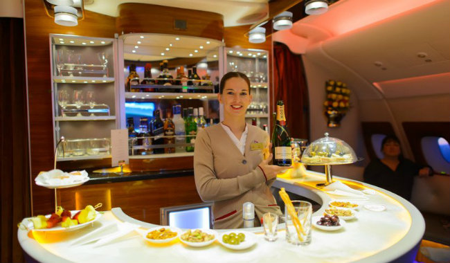 Emirates: Hãng 13Win22 com tỷ lệ cược cao này được biết đến với các dịch vụ hạng sang. Khách hàng có thể thoải mái thưởng thức ẩm thực cũng như hệ thống giải trí chất lượng cao ngay cả trên trời với Emirates. 