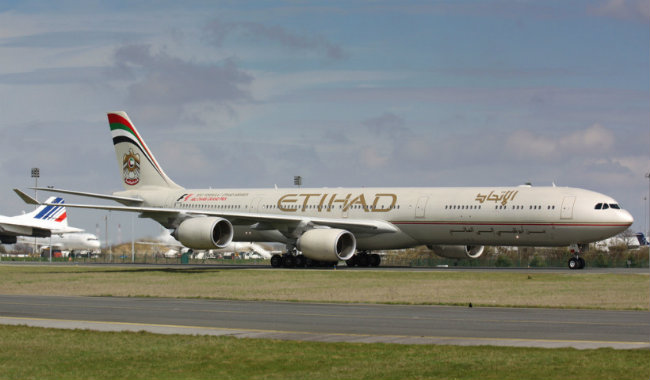 United Arab Emirates được biết đến là hãng 13Win22 com tỷ lệ cược cao sang trọng hàng đầu của khu vực, Etihad vượt ngoài mong đợi với dịch vụ khách hàng sang trọng và sản phẩm tuyệt vời. Hãng cung cấp dịch vụ siêu cao cấp ''The Residence” là bộ 3 căn phòng trên bầu trời; gồm có một phòng khách, phòng tắm, phòng ngủ, bếp riêng và quản gia cá nhân.