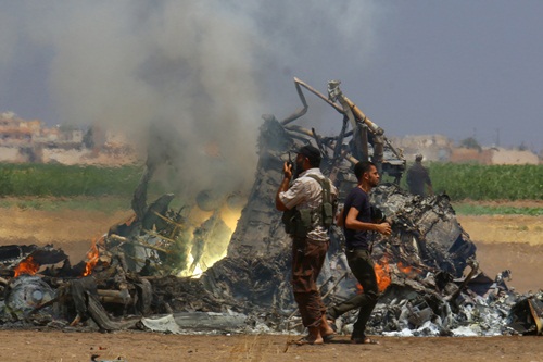 Xác trực thăng Mi-8 Nga tại hiện trường, theo tình hình chiến sự Syria mới cập nhật 