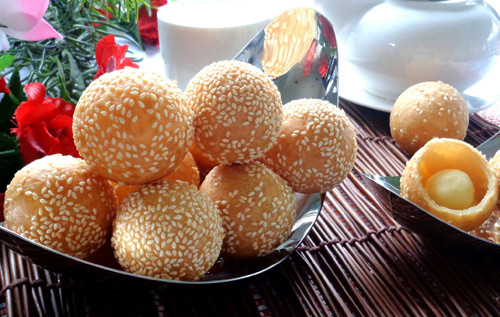 Chiếc bánh ránh lúc lắc vàng ruộm, bên ngoài được phủ kín bởi vừng rang thơm, khi cầm chiếc bánh lắc nhẹ còn nghe được cả tiếng “lăn” của viên đậu xanh nhỏ bên trong nhân bánh. Sự thú vị này làm lên nét đặc biệt chỉ riêng có ở bánh rán lúc lắc – món ăn cổ truyền của người Hà Nội.