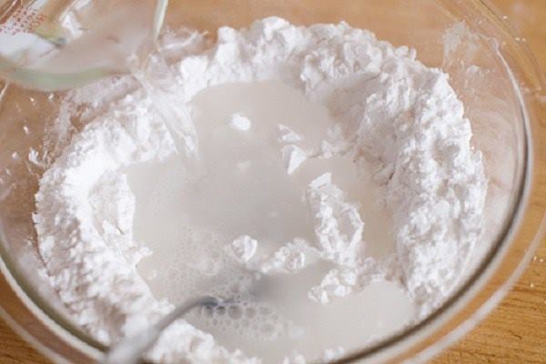 Cho bột v&agrave;o trộn với nước đường
