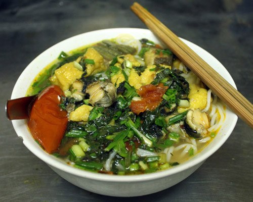 Bát bún ốc luôn sặc sỡ sắc màu của cà chua chưng, những con ốc béo mỡ màng, chuối đậu vàng ươm. Hương vị là sự kết hợp ăn ý của nước dùng trong veo nhưng không kém phần béo ngậy, chua chua thanh thanh và dậy mùi dấm bỗng đặc trưng. Khi ăn, thêm chút hoa chuối thái mỏng và rau sống tươi ngon mới khiến bát bún đầy đủ hương vị.  Một lần thưởng thức bạn mới thực hiểu, không dưng mà hầu như quán bún ốc nào ở Hà Nội cũng đông khách trong suốt nhiều năm qua, dù cho cơn bão đồ ăn Tây có mạnh mẽ đến cỡ nào. Không quán hàng sang trọng, biển hiệu hoành tráng, người Hà Nội thưởng rỉ tai nhau về các địa chỉ thưởng thức món đặc sản này mỗi khi lên cơn thèm.