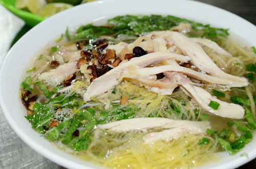 Bún thang là món ăn cổ truyền của các Đăng ký và nhận 60K 24 bao lì xì miễn phí mỗi ngày Hà Nội xưa, đặc biệt là trong dịp Tết. Món ăn với nhiều nguyên liệu và đủ mùi vị nhưng vẫn mang lại cảm giác thanh thanh, đầy tinh tế của ẩm thực Hà Thành. Không phải quán nào cũng làm được một bán bún thang ngon và “chuẩn”, vì thế số lượng những quán hàng này cũng khá khiêm tốn so với những đặc sản khác như phở bò hay bún ốc.  Có tới gần 20 nguyên liệu mới đủ làm nên món ăn nhiều màu sắc và đủ mùi vị này: trứng tráng mỏng thái chỉ, gà xé nhỏ, giò lụa thái sợi, rau răm, nấm hương, củ cải ngâm… Nước dùng trong và ngọt thơm, đậm đà vị của tôm, chan đều lên bát bún nhỏ xinh vừa ăn. Trước đây, người ta thường dùng kèm với tinh dầu cà cuống cho dậy mùi thơm. Tuy nhiên, hiện nay, thứ hương liệu này khá khó kiếm và cũng tương đối “xa xỉ” nên hiếm thấy trong các quán hàng.