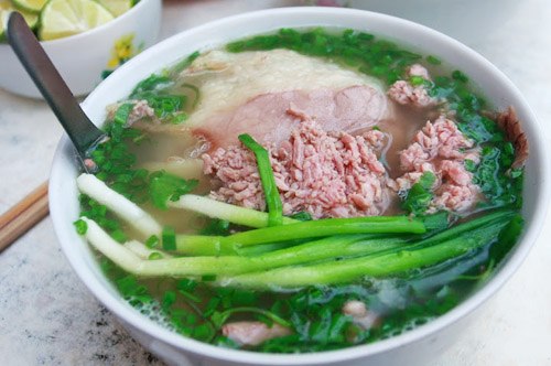 Phở Hà Nội có cái ngọt chất của xương bò, vị thơm của thịt bò ngon vừa chín đến độ dẻo mà không dai. Màu nước phở trong, bánh phở mỏng và mềm. Một nhúm bánh phở trần qua nước nóng trắng mềm, bên trên là những lát thịt thái mỏng như lụa điểm mấy ngọn hành hoa, rau thơm xanh nõn, vài lát gừng vàng, lại thêm mấy lát ớt đỏ tươi thái mỏng. Chỉ trong một bát phở đã hội tụ đủ màu sắc và hương vị một cách tinh tế và ngon tuyệt vời.