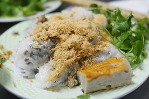 Từ Bắc tới Nam, vùng miền nào cũng trồng lúa gạo, cũng có bánh cuốn, bánh tráng nhưng bánh cuốn Thanh Trì của Hà Nội vẫn không thể lẫn với loại bánh tương tự ở các địa phương khác.  Lá bánh cuốn được làm từ loại gạo ngon tráng ra mỏng tang, trắng trong như lụa mà không nát. Mỗi lá chỉ cần thoa thêm chút mỡ, rắc chút hành khô phi thơm là nổi vị.  Bánh cuốn ăn với nước chấm thơm vị cà cuống đặc trưng, đây chính là yếu tố làm nên phong vị đặc sắc của bánh cuốn Thanh Trì. Vị ngon của bánh cuốn, vị bùi của mộc nhĩ, chút vị béo thoảng qua của mỡ và hành phi quyện với vị chua cay mặn ngọt thơm phức tinh dầu cà cuống của nước chấm, đã đưa món ăn này lên hàng đặc sản.