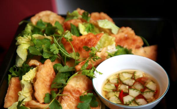Gọi là bánh tôm Hồ Tây vì những con tôm đỏ rực nằm trên chiếc bánh vàng rộm giòn tan được bắt lên từ Hồ Tây. Loại tôm này thịt ngon, hương vị đậm đà.   Bột làm bánh tôm được chưng cất rất cầu kỳ và pha chế thêm những gia vị theo bí quyết riêng của những người làm bánh.   Bánh tôm to bằng lòng bàn tay được rán giòn điểm một  con tôm bằng ngón tay ở giữa. Bánh tôm ăn kèm với một bát nước chấm được pha chế riêng, có vị chua, ngọt và cay, thêm chút dưa góp làm từ đu đủ, cà rốt thái nhỏ ngâm giấm. 