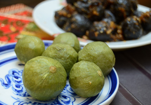 Sấu là một thứ quả quen thuộc ở Hà Nội. Dọc theo những con phố, người ta đã quen với hình ảnh hàng cây sấu già rợp bóng trong những ngày hè. Sấu cũng xuất hiện nhiều trong các món ăn của người Hà Nội như sấu dầm canh rau muống, sấu nấu canh sườn/canh thịt, sấu ngâm gừng, nước sấu, ô mai sấu...  Hầu như vị khách phương xa nào tới cũng mong muốn được mang về làm quà một túi sấu xanh, giòn chắc và ngon mắt. Tuy nhiên, không phải ai cũng may mắn được ghé thăm đúng vào mùa sấu, do đó, chọn mua những thức quà để được lâu như ô mai hay sấu ngâm là sự lựa chọn tuyệt vời.