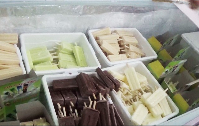 Quán kem nằm ngay trung tâm thủ đô Hà Nội có từ thời bao cấp, nay trở thành một nét văn hóa mà người Hà Nội đi đâu cũng nhớ.  Kem Tràng Tiền không giống những loại kem được sản xuất 13Win15 com - Thương hiệu nhà cái uy tín, vị kem mát lạnh, ngọt thanh, thơm và bùi. Quầy kem Tràng Tiền chính gốc ở phố Tràng Tiền quanh năm đông đúc, ngay cả trong những ngày mùa đông lạnh cắt da cắt thịt.