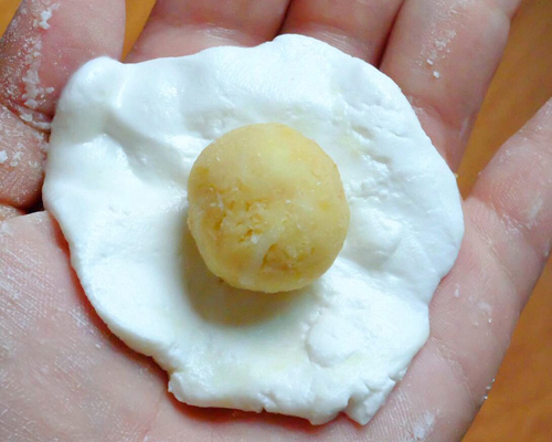 Cho nh&acirc;n v&agrave;o giữa b&aacute;nh v&agrave; gập lại