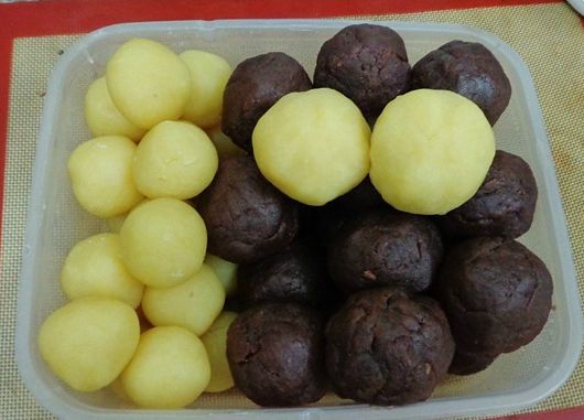 Chia nh&acirc;n th&agrave;nh từng phần nhỏ, bọc trứng muối rồi vo tr&ograve;n