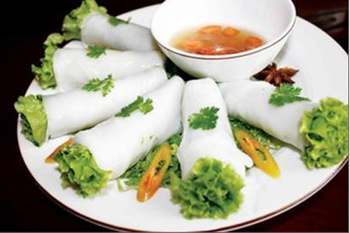 Phở cuốn ở Hà Nội mới có khoảng gần chục năm nay, và nhắc đến nó là người ta nghĩ ngay đến làng Ngũ Xã, nằm ven hồ Trúc Bạch, vì đây chính là mảnh đất cho ra đời món ăn đặc biệt này.  Đĩa phở cuốn trắng tinh, mùi thịt bò hấp dẫn lôi cuốn thực khách, khi ăn chấm nước mắm pha chua chua ngọt ngọt và vài lát dưa góp đu đủ.  Phở cuốn dễ ăn mà không ngán. Bạn có thể chọn thêm hai món “phái sinh” là phở chiên phồng và phở chiên trứng để tha hồ thưởng thức. Để làm miếng phở cuốn chiên phồng, người đầu bếp lấy bánh phở gấp thành hình bao diêm chiên trong chảo ngập mỡ cộng với bánh phở thái chỉ đánh trứng chiên xù, trông rất hấp dẫn.
