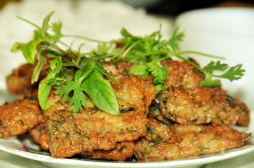 Chả rươi được coi là một đặc sản “của hiếm” của Hà Nội bởi vì rươi chỉ xuất hiện một quãng thời gian rất ngắn trong năm, người Hà Nội nhanh tay mua rươi tươi về để tủ lạnh dùng dần. Chả rươi giòn ngoài, mềm trong, beo béo, thơm ngậy mùi vỏ quýt được bán ở Ô Quan Chưởng, quán Hằng béo - Lò Đúc và phố Gia Ngư.