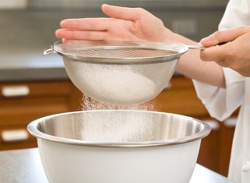 Chuẩn bị bột l&agrave;m b&aacute;nh