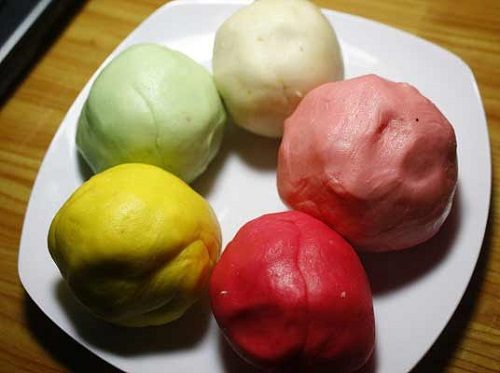 Những chiếc b&aacute;nh m&agrave;u sắc trước khi v&agrave;o l&ograve; nướng