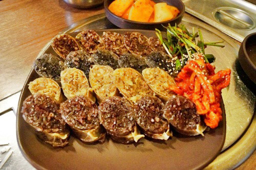 Sudae là món dồi lợn nhồi lúa mạch, tiết lợn, dangmieon hoặc có thể thêm lá tía tô hoặc hành lá. Ruột non và ruột già của heo được muối và nhồi hỗn hợp gồm huyết heo, gạo, hành, tỏi, thịt heo băm nhỏ và miến. Hỗn hợp này sẽ được hấp lên để giữ nguyên vị ngọt của món ăn. Sundae dùng chung với đồ lòng của heo. Thực khách sẽ dùng tăm hoặc que để thưởng thức. Có nét tương đồng với dồi lợn ở Việt Nam, vì vậy mà đây sẽ là lựa chọn số một cho những ai muốn được thay đổi khẩu vị từ món ăn Việt sang Hàn một cách nhẹ nhàng và thú vị.