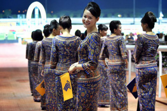 2. Singapore Airlines: tiếp viên 13Win22 com tỷ lệ cược cao chỉ hấp dẫn, nhưng họ cũng rất thân thiện. Mặc quần áo trong hình dạng chữ ''Sarong Kebaya'' trông quyến rũ mà không cần thể hiện quá nhiều.