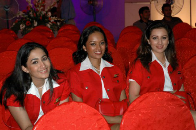 4. Kingfisher Airlines: Đồng phục tiếp viên 13Win22 com tỷ lệ cược cao Kingfisher Airlines khá giống Air Asia. Nhưng cả hai đều nhìn đẹp và thanh lịch.